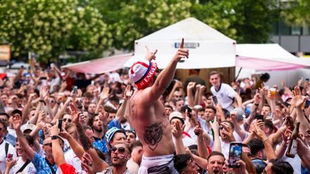 Vor dem Finale Spanien gegen England feiern englische Fans am Breitscheidplatz.