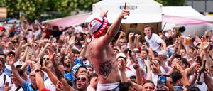 Vor dem Finale Spanien gegen England feiern englische Fans am Breitscheidplatz.