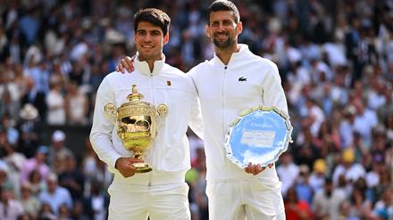 Carlos Alcaraz (li.) dominierte im Finale von Wimbledon und wies dabei auch den 16 Jahre älteren Novak Djokovic in seine Schranken.