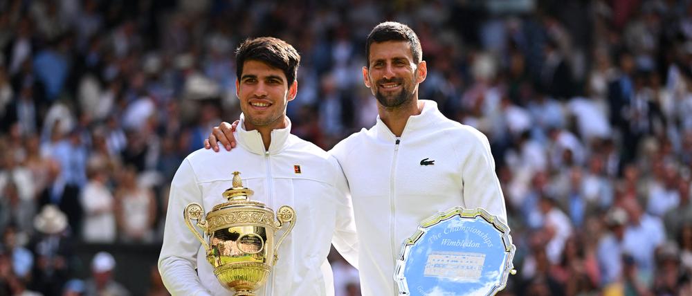 Carlos Alcaraz (li.) dominierte im Finale von Wimbledon und wies dabei auch den 16 Jahre älteren Novak Djokovic in seine Schranken.