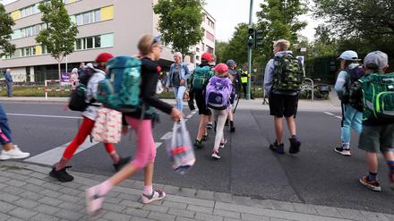 Kinder auf dem Weg zur Schule.