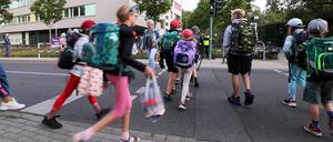 Kinder auf dem Weg zur Schule.