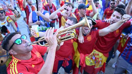 Spanish fans arrive outside the stadium for the UEFA Euro 2024 final football match between Spain and England at the Olympiastadion in Berlin on July 14, 2024. (Photo by Kirill KUDRYAVTSEV / AFP)