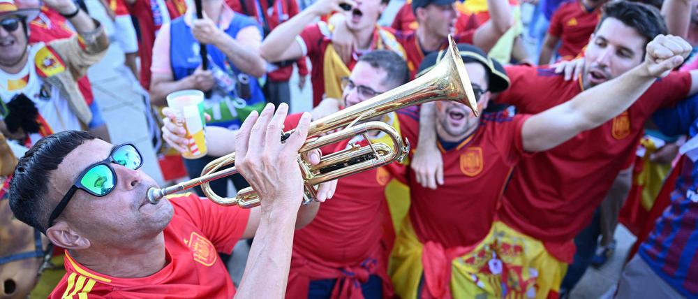 Spanish fans arrive outside the stadium for the UEFA Euro 2024 final football match between Spain and England at the Olympiastadion in Berlin on July 14, 2024. (Photo by Kirill KUDRYAVTSEV / AFP)