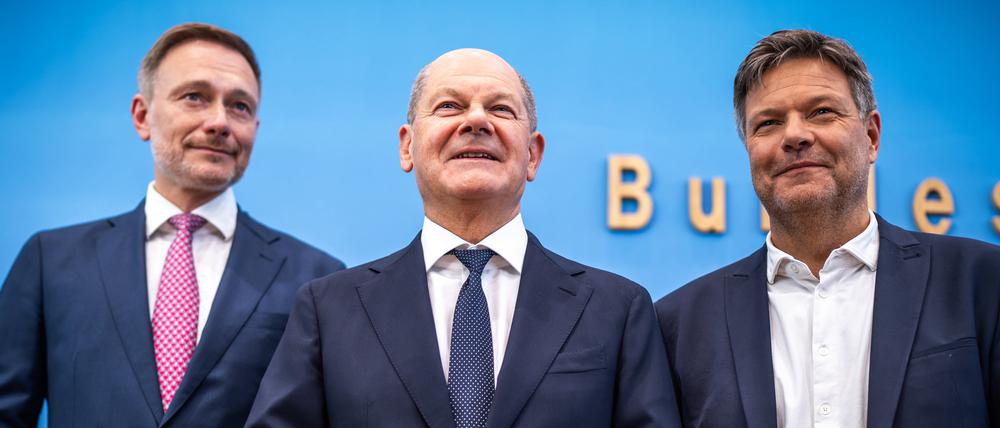 Die Big Three der Koalition hatten sich schon geeinigt, nun folgen die Details: Finanzminister Christian Lindner, Kanzler Olaf Scholz und Wirtschaftsminister Robert Habeck.