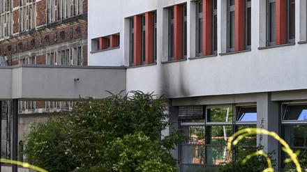 An der Fassade vom Gymnasium Tiergarten in der Altonaer Straße sind Brandspuren zu sehen. Auf das Gebäude hat es einen mutmaßlichen Brandanschlags gegeben. 