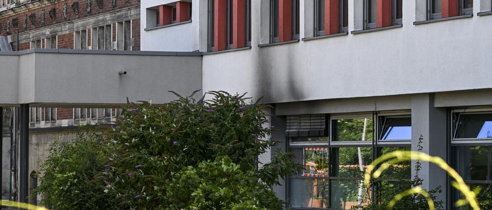 An der Fassade vom Gymnasium Tiergarten in der Altonaer Straße sind Brandspuren zu sehen. Auf das Gebäude hat es einen mutmaßlichen Brandanschlags gegeben. 