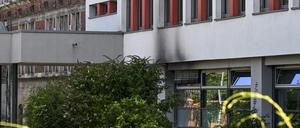 An der Fassade vom Gymnasium Tiergarten in der Altonaer Straße sind Brandspuren zu sehen. Auf das Gebäude hat es einen mutmaßlichen Brandanschlags gegeben. 