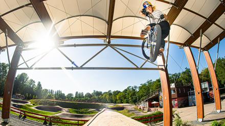 Lara Lessmann springt im Mellowpark