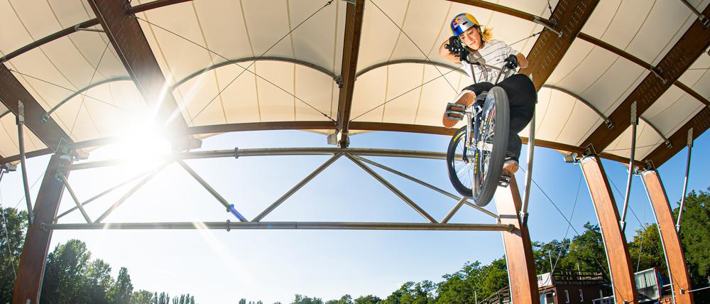 Lara Lessmann springt im Mellowpark