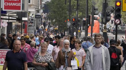 Menschen gehen entlang einer Einkaufsstraße in London. (Archivbild aus 2022)