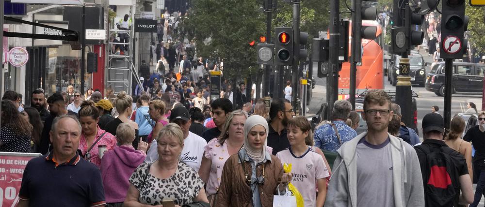 Menschen gehen entlang einer Einkaufsstraße in London. (Archivbild aus 2022)