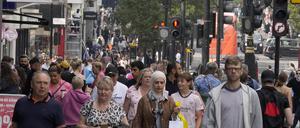 Menschen gehen entlang einer Einkaufsstraße in London. (Archivbild aus 2022)