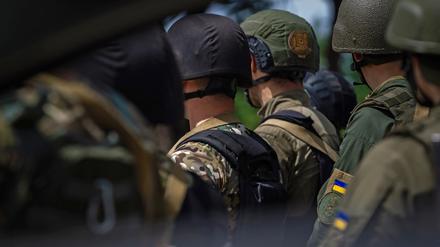 Soldaten stehen während einer gemeinsamen Übung der ukrainischen Nationalgarde und der Europäischen Gendarmerietruppe (EUROGENDFOR) in der Region Kiew im Norden der Ukraine stramm. 