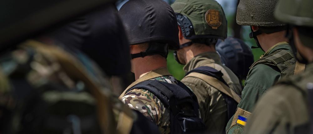 Soldaten stehen während einer gemeinsamen Übung der ukrainischen Nationalgarde und der Europäischen Gendarmerietruppe (EUROGENDFOR) in der Region Kiew im Norden der Ukraine stramm.
