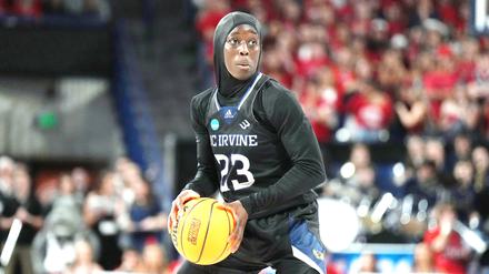 Diaba Konaté spielt im Sport Hijab für UC Irvine in der College League in den USA. 
