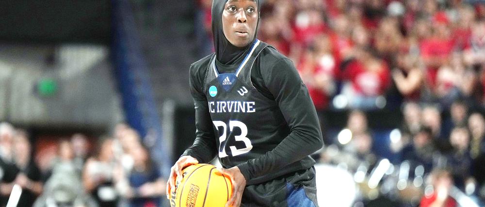 Diaba Konaté spielt im Sport Hijab für UC Irvine in der College League in den USA.