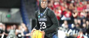 Diaba Konaté spielt im Sport Hijab für UC Irvine in der College League in den USA. 