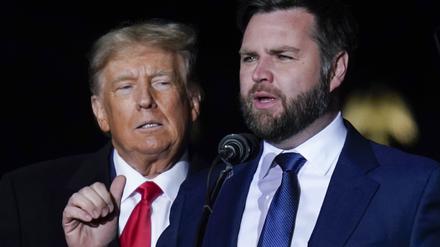 Der republikanische Senatskandidat für Ohio, J.D. Vance (r), spricht während der ehemalige US-Präsident Donald Trump bei einer Wahlkampfveranstaltung am Dayton International Airport zuhört. 