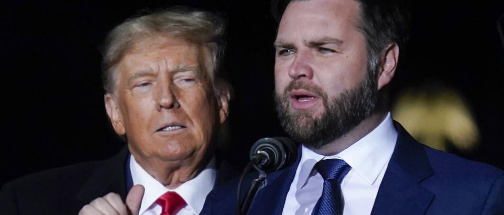 Der republikanische Senatskandidat für Ohio, J.D. Vance (r), spricht während der ehemalige US-Präsident Donald Trump bei einer Wahlkampfveranstaltung am Dayton International Airport zuhört.