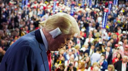 Donald Trump mit Verband am Ohr.