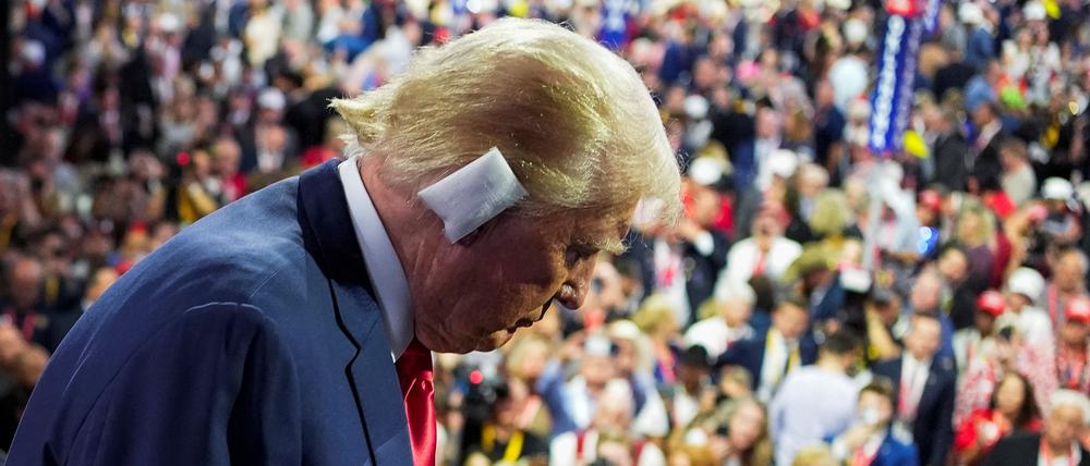 Donald Trump mit Verband am Ohr.