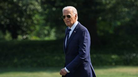U.S. Präsident Joe Biden auf dem Weg zur Marine One.  