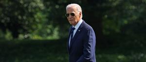 U.S. Präsident Joe Biden auf dem Weg zur Marine One.  