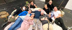Spielleiterin Gerlinde Pelkowski (Mitte) mit Mitgliedern des Ensembles der Deutschen Oper nach einer Probe zu Mozarts Oper „Die Hochzeit des Figaro“.