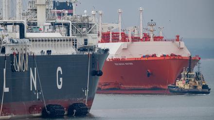 Von Schleppern begleitet transportiert der LNG Tanker „Rias Baixas Knutsen“ (r) eine Ladung LNG zum Energie-Terminal „Deutsche Ostsee“. 