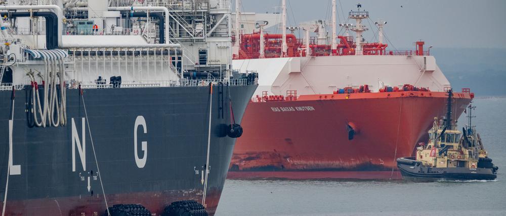 Von Schleppern begleitet transportiert der LNG Tanker „Rias Baixas Knutsen“ (r) eine Ladung LNG zum Energie-Terminal „Deutsche Ostsee“. 