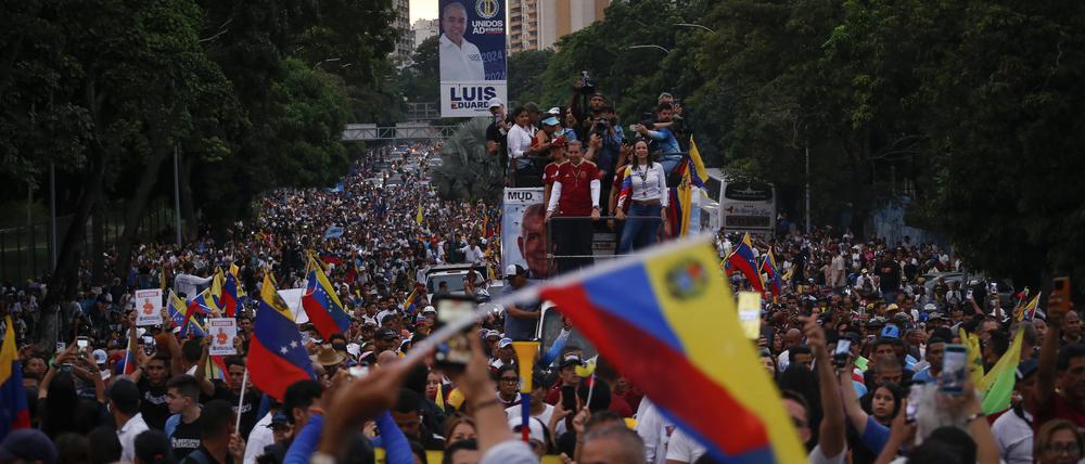 Der venezolanische Präsidentschaftskandidat der Opposition, Edmundo Gonzalez Urrutia, und die Oppositionsführerin Maria Corina Machado nehmen an einer Wahlkampfkundgebung für die bevorstehenden Präsidentschaftswahlen teil.