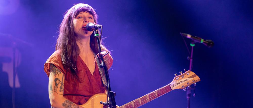 Die US-amerikanische Katie Crutchfield nennt sich als Musikerin Waxahatchee.