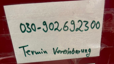 Diese handschriftlichen Zettel fand der Taxifahrer im Amt. Dort erreichte er nie jemanden. Mittlerweile ist die Nummer umgeschaltet zur allgemeinen Behördenvermittlung.