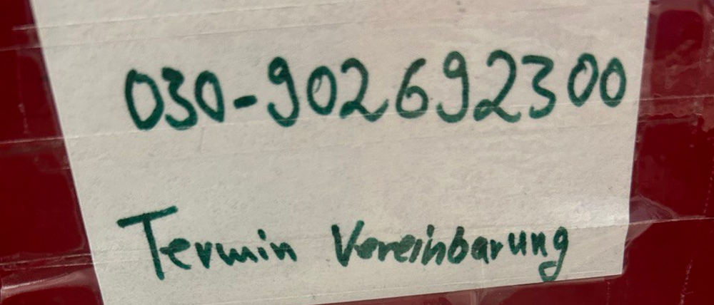 Diese handschriftlichen Zettel fand der Taxifahrer im Amt. Dort erreichte er nie jemanden. Mittlerweile ist die Nummer umgeschaltet zur allgemeinen Behördenvermittlung.
