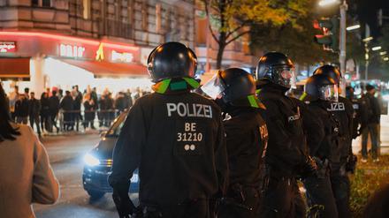Die Polizei ist nach einer Pro-Palästina-Kundgebung im Einsatz auf der Sonnenallee, wo es zu Auseinandersetzungen kam.