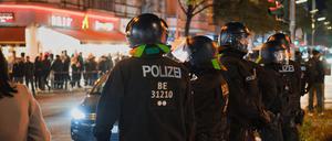 Die Polizei ist nach einer Pro-Palästina-Kundgebung im Einsatz auf der Sonnenallee, wo es zu Auseinandersetzungen kam.