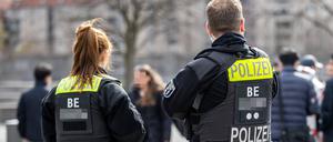Polizisten laufen durch eine Berliner Straße. (Symbol)