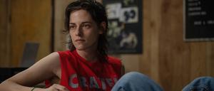 Szene aus dem Spielfilm "Love Lies Bleeding" von Rose Glass mit Kristen Stewart
