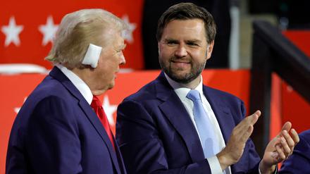J.D. Vance (rechts) applaudiert Donald Trump.