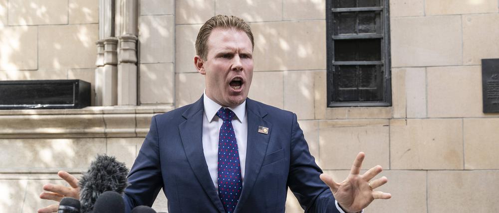 Nach dem Attentat: Andrew Giuliani wendet sich an die Presse. Er ist der Sohn von Rudy Giuliani, der Bürgermeister von New York City und persönlicher Anwalt Trumps war.