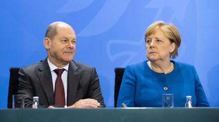 Der Bundeskanzler und ihre Vorgängerin: Beim Umgang mit der Schuldenbremse ist Angela Merkel Olaf Scholz’ Position näher als der von CDU-Chef Friedrich Merz. 
