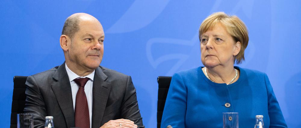 Der Bundeskanzler und ihre Vorgängerin: Beim Umgang mit der Schuldenbremse ist Angela Merkel Olaf Scholz’ Position näher als der von CDU-Chef Friedrich Merz. 