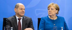 Der Bundeskanzler und ihre Vorgängerin: Beim Umgang mit der Schuldenbremse ist Angela Merkel Olaf Scholz’ Position näher als der von CDU-Chef Friedrich Merz. 