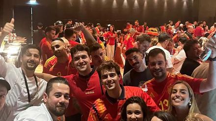 Die spanische Nationalmannschaft isst nach dem EM-Sieg Döner.