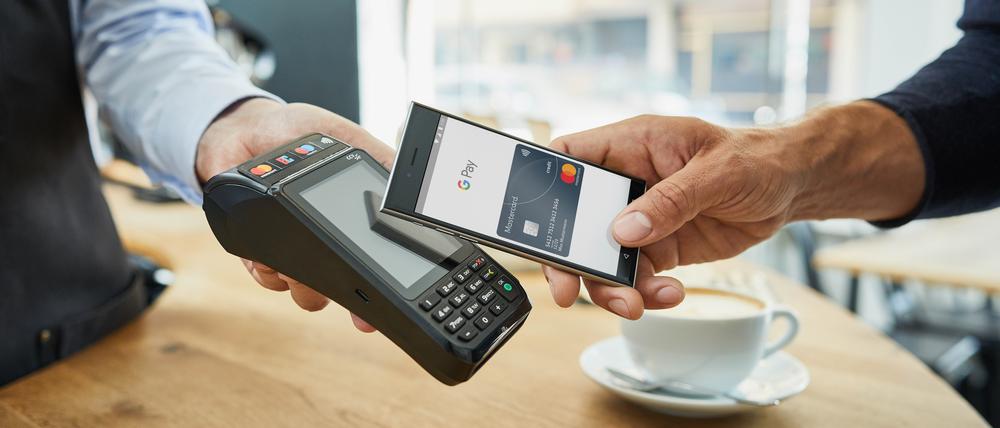 An den meisten Geräten für Kartenzahlung kann man auch mit dem Smartphone zahlen.