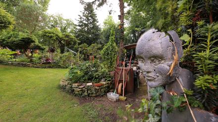 Potsdam, deine Gärten. PNN Sommerserie. Künstler Christian Heinze in der Berliner Vorstadt. Heinzes Garten ist ein Abbild seines Lebensweges: Skulpturen aus verschiedensten Schaffensphasen stehen hier in schönster Natur.