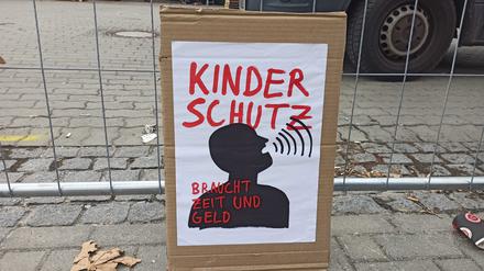 Plakat der Kundgebung vor dem Roten Rathaus am 16.07.2024 mit dem Titel „Keine Plätze! Fertig? Los!“ - Aufnahmestopp im BerlinerNotdienst Kinderschutz (BNK).