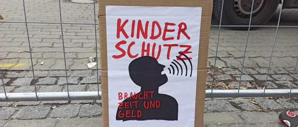 Plakat der Kundgebung vor dem Roten Rathaus am 16.07.2024 mit dem Titel „Keine Plätze! Fertig? Los!“ - Aufnahmestopp im BerlinerNotdienst Kinderschutz (BNK).