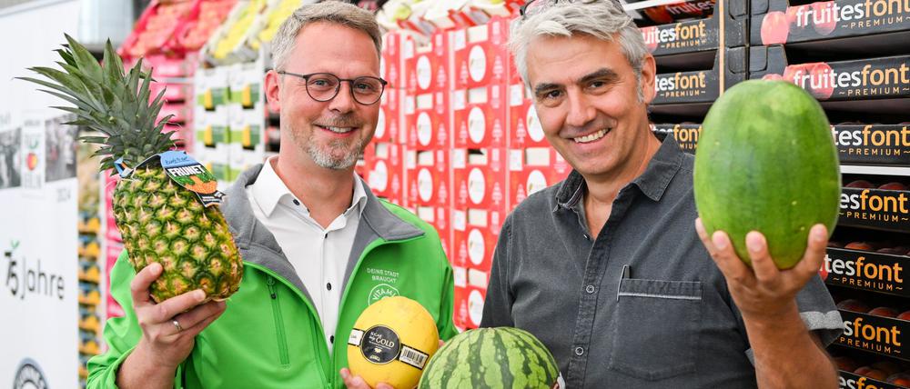 Fruchthof-Chef Nils Doerwald (l.) und Wochenmarktbetreiber Nikolaus Fink planen einen Weltrekordversuch.